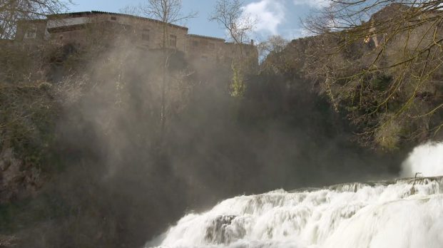 Cascada en el pueblo