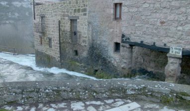 El río atraviesa el pueblo