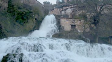 Cascada en el pueblo