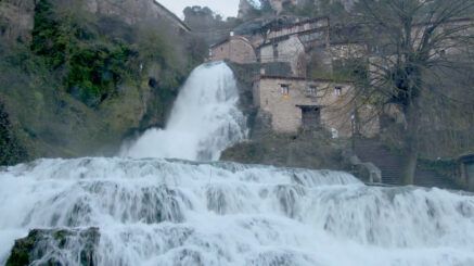 Cascada en el pueblo